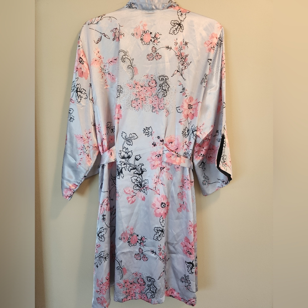 Jones NY Kimono Floral Satin In Pink and Light Gray - Picture 4 of 7
